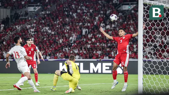 Pemain Timnas Indonesia, Rizky Ridho (kanan) melakukan penyelamatan dengan membuang bola saat laga lanjutan putaran ketiga Kualifikasi Piala Dunia 2026 melawan Bahrain di Stadion Utama Gelora Bung Karno (SUGBK), Senayan, Jakarta, Selasa (25/03/2025). (Bola.com/Bagaskara Lazuardi)