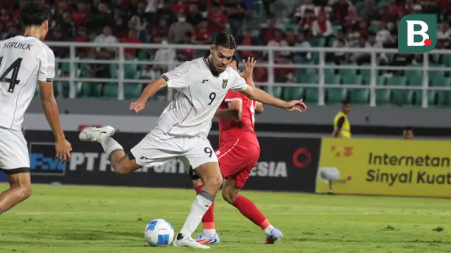 Jens Raven beraksi dalam duel Timnas Indonesia U-23 melawan Laos U-23 pada Grup J Kualifikasi Piala Asia U-23 2026 di Stadion Gelora Delta, Sidoarjo, Rabu (3/9/2025). (Bola.com/Wahyu Pratama)