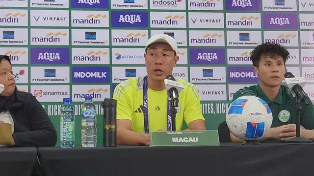 Pelatih Timnas Makau U-23, Kar-Lok Kenneth Kwok (tengah), dalam sesi konferensi pers kualifikasi Piala Asia U-23 2026 di Surabaya.