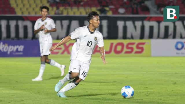 Pemain Timnas Indonesia U-23, Arkhan Fikri menggiring bola dalam laga Grup J Kualifikasi Piala Asia U-23 2026 melawan Laos di Stadion Gelora Delta, Sidoarjo, Jawa Timur, Rabu (03/09/2025). (Bola.com/Wahyu Pratama)