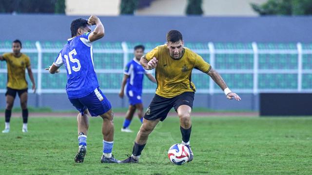 Dejan Racic (kanan) saat masih memperkuat Bhayangkara FC. Dia akan mentas untuk Persita pada sisa BRI Super League 2025/2026. (Bhayangkara FC)