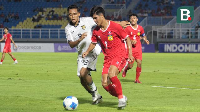 Pemain Timnas Indonesia U-23, Muhammad Reyhan Hannan membayangi pemain Laos, Phoutthavong Sangvilay dalam laga Grup J Kualifikasi Piala Asia U-23 2026 di Stadion Gelora Delta, Sidoarjo, Jawa Timur, Rabu (03/09/2025). (Bola.com/Wahyu Pratama)