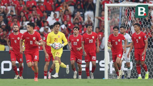 Kiper Timnas Indonesia, Ernando Ari Sutaryadi (tengah), berhasil mengamankan bola di tengah rekan-rekannya saat menghadapi Irak pada laga Grup F putaran kedua Kualifikasi Piala Dunia 2026 zona Asia di Stadion Utama Gelora Bung Karno (SUGBK), Senayan, Jakarta, Kamis (6/6/2024). (Bola.com/M Iqbal Ichsan)