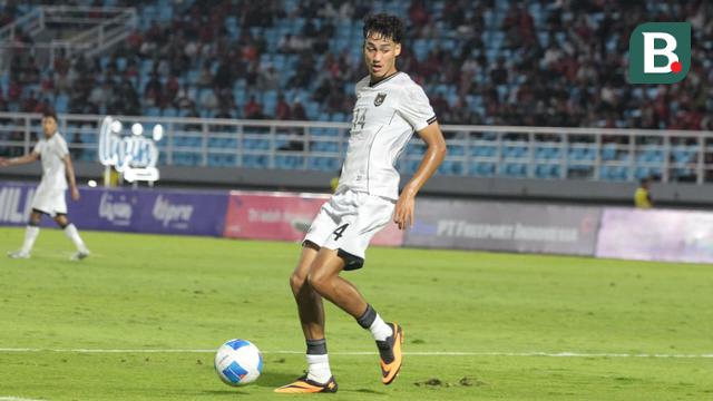 Pemain Timnas Indonesia U-23, Rafael Struick mengontrol bola dalam laga Grup J Kualifikasi Piala Asia U-23 2026 melawan Laos di Stadion Gelora Delta, Sidoarjo, Jawa Timur, Rabu (03/09/2025). (Bola.com/Wahyu Pratama)