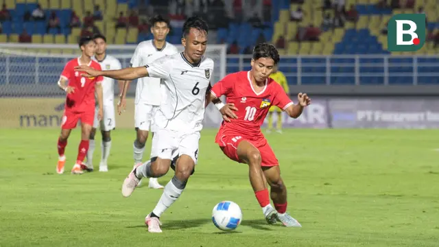 Gelandang Timnas Indonesia U-23, Robi Darwis, berduel dengan striker Timnas Laos U-23, Peeter Phanthavong, dalam laga perdana Grup J Kualifikasi Piala Asia U-23 2026 di Stadion Gelora Delta, Sidoarjo, Jawa Timur, Rabu (3/9/2025) malam. (Bola.com/Wahyu Pratama)