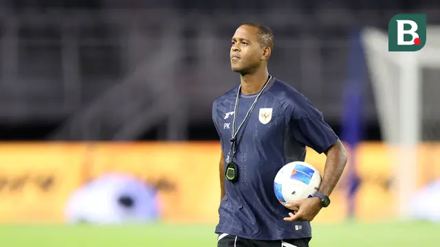 Pelatih Timnas Indonesia, Patrick Kluivert memimpin latihan resmi menjelang FIFA Matchday melawan Chinese Taipei di Stadion Gelora Bung Tomo, Surabaya, Kamis (04/09/2025). (Bola.com/Abdul Aziz)