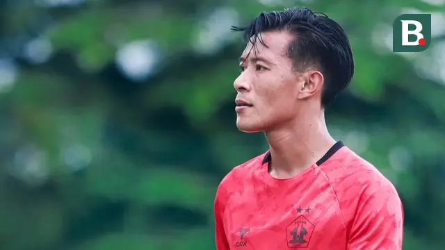Henhen Herdiana memperkuat Persik Kediri di Lapangan Kediri Soccer Field, Kamis (4/9/2025). (Bola.com/Gatot Sumitro)