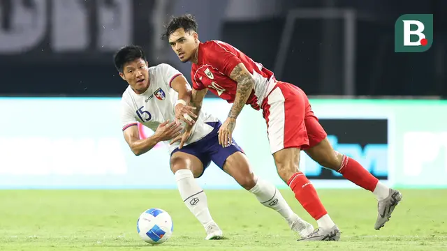 Pemain Timnas Indonesia, Shayne Pattynama (kanan) berebut bola dengan pemain Chinese Taipei, Huang Tzu Ming dalam laga FIFA Matchday di Stadion Gelora Bung Tomo (GBT), Surabaya, Jumat (05/09/2025). (Bola.com/Abdul Aziz)