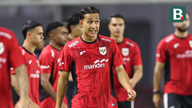 Pemain Timnas Indonesia, Miliano Jonathan, saat berlatih di Stadion Gelora Bung Tomo, Surabaya, Kamis (4/9/2025). (Bola.com/Abdul Azis)