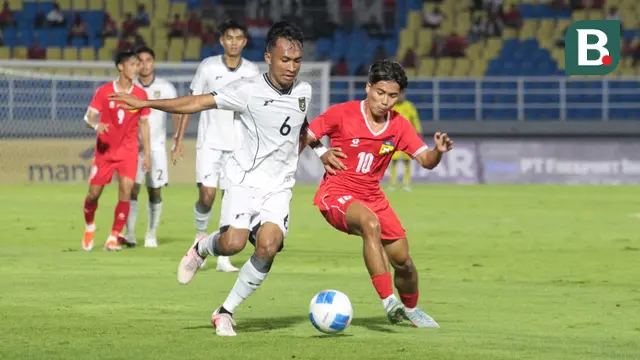 Pemain Timnas Indonesia U-23, Robi Darwis berebut bola dengan pemain Laos, Peeter Phanthavong dalam laga Grup J Kualifikasi Piala Asia U-23 2026 di Stadion Gelora Delta, Sidoarjo, Jawa Timur, Rabu (03/09/2025). (Bola.com/Wahyu Pratama)