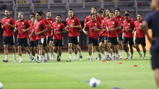 Timnas Indonesia melakukan latihan resmi jelang pertandingan FIFA Matchday melawan Chinese Taipei di Stadion Gelora Bung Tomo (GBT), Surabaya, Jawa Timur, Kamis (4/9/2025) malam. (Bola.com/Abdul Aziz)