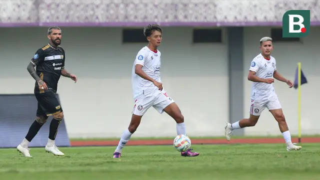 Pemain Arema FC, Achmad Maulana Syarif, menggiring bola pada laga pekan pertama BRI Liga 1 2023/2024 antara Dewa United melawan Arema FC di Stadion Indomilk, Tangerang, Minggu (2/7/2023). (Bola.com/Bagaskara Lazuardi)