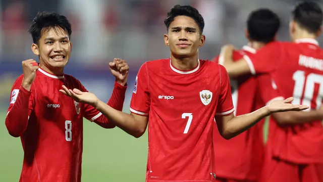 Selebrasi pemain Timnas Indonesia U-23, Marselino Ferdinan (kanan) bersama Witan Sulaeman setelah mencetak gol pertama ke gawang Yordania U-23 lewat eksekusi penalti pada laga ketiga Grup A Piala Asia U-23 2024 di Abdullah bin Khalifa Stadium, Doha, Qatar, Minggu (21/4/2024). (AFP/Karim Jaafar)
