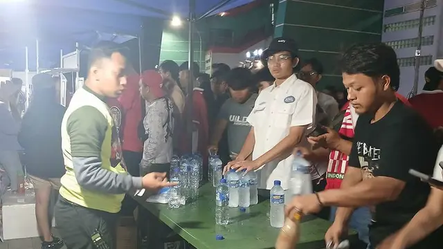 Cerita Rizky kebanjiran rezeki dari laga Timnas Indonesia vs Chinese Taipei di Stadion Gelora Bung Tomo (Bola.net/Asad Arifin)