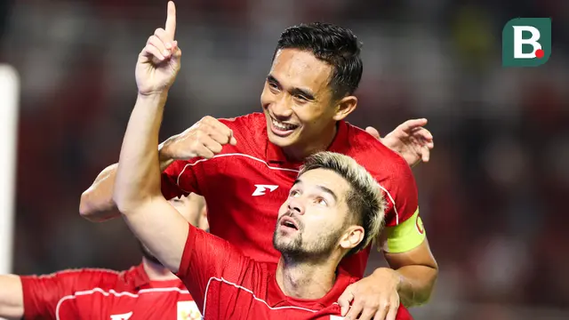Sandy Walsh dan Rizky Ridho dalam pertandingan Timnas Indonesia vs Chinese Taipei di FIFA Matchday di Stadion GBT, Surabaya, Jumat (5-9-2025). (Bola.com/Abdul Aziz)