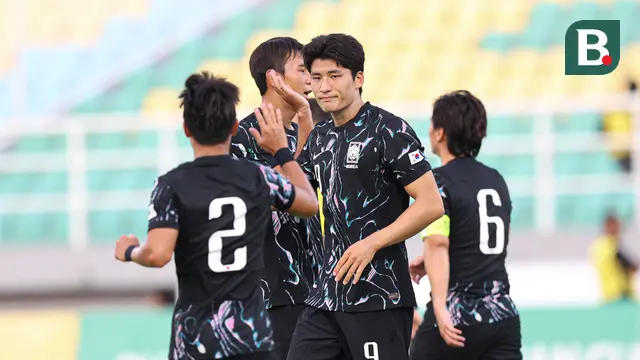 Para pemain Korea Selatan U-23 memberikan selamat kepada Cho Sang-hyeok (nomor 9) seusai membobol gawang Laos U-23 pada matchday 2 Kualifikasi Piala Asia U-23 2026 di Stadion Gelora Delta, Sidoarjo, Sabtu (6/9/2025) sore WIB. (Bola.com/Abdul Azis)