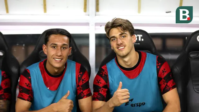 Dua pemain naturalisasi baru Timnas Indonesia, Miliano Jonathans (kiri) dan Mauro Zijlstra (kanan) duduk di bangku cadangan saat laga FIFA Matchday melawan Chinese Taipei di Stadion Gelora Bung Tomo (GBT), Surabaya, Jumat (05/09/2025). (Bola.com/Abdul Aziz)