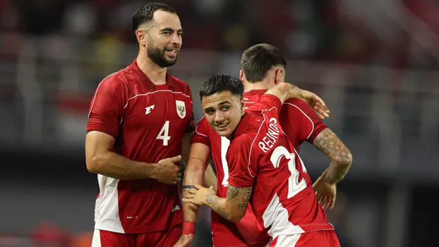 Jordi Amat, Eliano Reijnders memperkuat Timnas Indonesia saat melawan Chinese Taipei di FIFA Matchday di Stadion GBT, Surabaya, Jumat (5-9-2025). (Bola.com/Abdul Aziz)