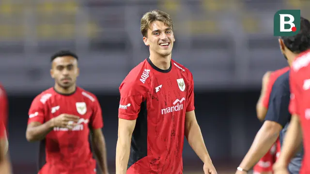 Pemain Timnas Indonesia, Mauro Zijlstra, saat berlatih di Stadion Gelora Bung Tomo, Surabaya, Kamis (4/9/2025). (Bola.com/Abdul Azis)