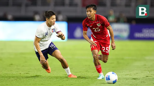 Pemain Timnas Indonesia, Beckham Putra (kanan) menggiring bola dibayangi pemain Chinese Taipei, Po-wei Kuo dalam laga FIFA Matchday di Stadion Gelora Bung Tomo (GBT), Surabaya, Jumat (05/09/2025). (Bola.com/Abdul Aziz)