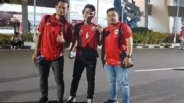 Kisah Anjar (tengah) yang tempuh perjalanan dari Rembang demi onton Timnas Indonesia. (Bola.net/Asad Arifin)