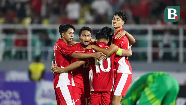 Pemain Timnas Indonesia U-23 merayakan gol dalam duel versus Makau U-23 pada Fase Grup J Kualifikasi Piala Asia U-23 2026 di Stadion Gelora Delta, Sidoarjo, Sabtu (6/9/2025). (Bola.com/Abdul Azis)