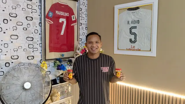 Kedai Sambal Winger Persebaya Surabaya, Oktafianus Fernando, diserbu suporter berkat dua pemain Timnas Indonesia, Marselino Ferdinan dan Rizky Ridho. (Bola.com/Aditya Wany)