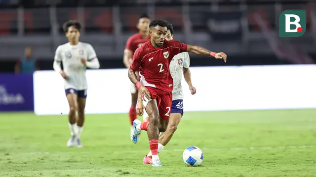 Pemain Timnas Indonesia, Yakob Sayuri, mengontrol bola dalam laga FIFA Matchday melawan Chinese Taipei di Stadion Gelora Bung Tomo (GBT), Surabaya, Jumat (05/09/2025). (Bola.com/Abdul Aziz)