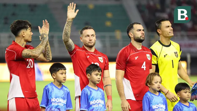 Pemain Timnas Indonesia, Marc Klok melambaikan tangan ke arah tribune penonton dalam laga FIFA Matchday melawan Chinese Taipei di Stadion Gelora Bung Tomo (GBT), Surabaya, Jumat (05/09/2025). (Bola.com/Abdul Aziz)