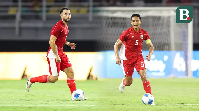 Pemain Timnas Indonesia, Jordi Amat dan Rizky Ridho, dalam laga FIFA Matchday melawan Chinese Taipei di Stadion Gelora Bung Tomo (GBT), Surabaya, Jumat (05/08/2025). (Bola.com/Abdul Aziz)
