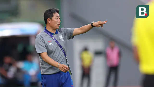 Pelatih Korea Selatan U-23, Lee Min-sung, memimpin anak asuhnya pada matchday 2 Kualifikasi Piala Asia U-23 2026 di Stadion Gelora Delta, Sidoarjo, Sabtu (6/9/2025) sore WIB, melawan Laos U-23. (Bola.com/Abdul Azis)
