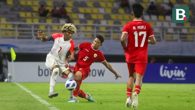 Pemain Timnas Indonesia U-19, Muhammad Alfharezzi Buffon (tengah) berebut bola dengan pemain Filipina U-19, Otu Banatao Otu pada laga Grup A Piala AFF U-19 2024 di Stadion Gelora Bung Tomo, Surabaya, Rabu (17/7/2024). (Bola.com/Aditya Wany)