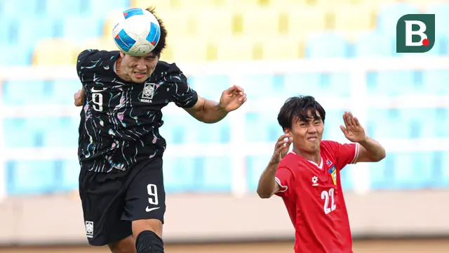 Pemain Korea Selatan U-23, Cho Sang-hyeok (kiri) membobol gawang Laos U-23 pada matchday 2 Kualifikasi Piala Asia U-23 2026 di Stadion Gelora Delta, Sidoarjo, Sabtu (6/9/2025) sore WIB. (Bola.com/Abdul Azis)
