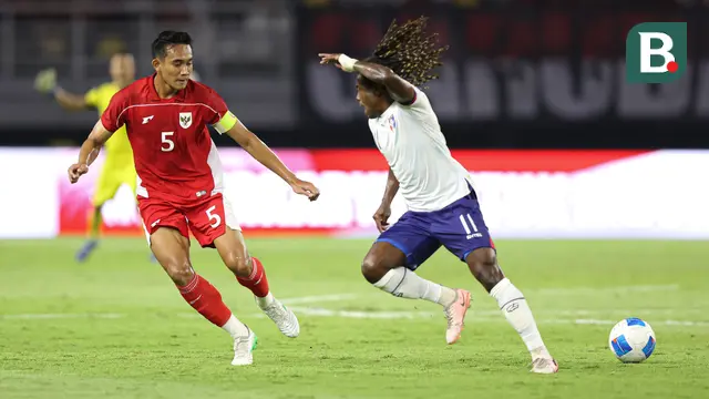 Pemain Timnas Indonesia, Rizky Ridho mengumpan bola melewati pemain Chinese Taipei, Estama Jhon Miky Benchy dalam laga FIFA Matchday di Stadion Gelora Bung Tomo (GBT), Surabaya, Jumat (05/09/2025). (Bola.com/Abdul Aziz)