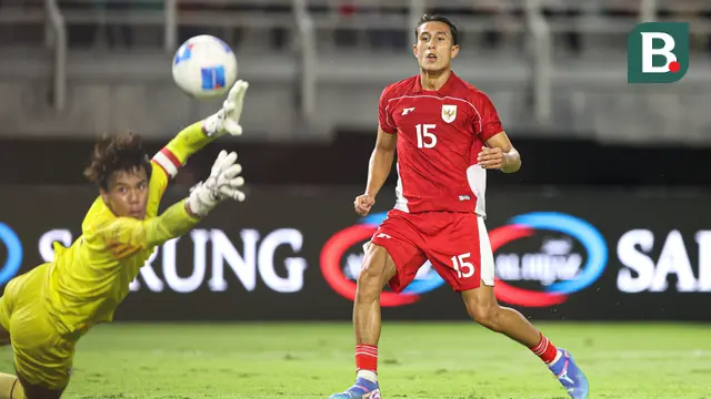 Pemain Timnas Indonesia, Miliano Jonathans (kanan) berusaha mencetak gol ke gawang Chinese Taipei dalam laga FIFA Matchday di Stadion Gelora Bung Tomo (GBT), Surabaya, Jumat (05/09/2025). (Bola.com/Abdul Aziz)
