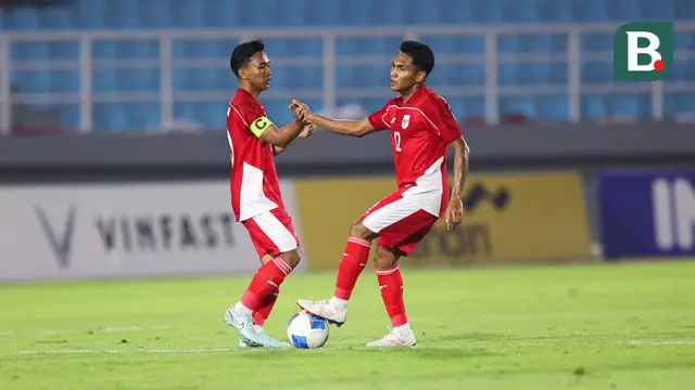 Kapten Timnas Indonesia U-23, Arkhan Fikri berselebrasi bersama Frengky Missa setelah mencetak gol ke gawang Macau U-23 pada fase Grup J Kualifikasi Piala Asia U-23 2025 di Stadion Gelora Delta, Sidoarjo, Sabtu (6/9/2025). (Bola.com/Abdul Azis)