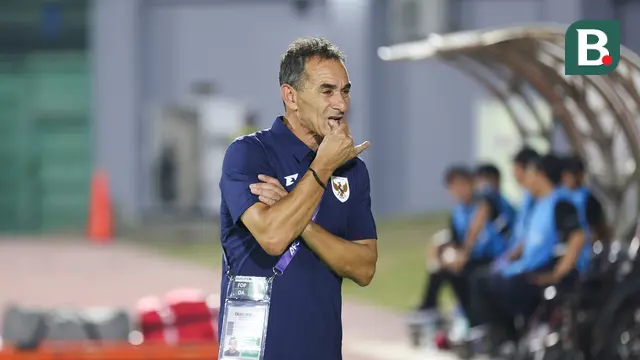 Pelatih Timnas Indonesia U-23, Gerald Vanenburg saat mendampingi timnya melawan Makau U-23 pada Fase Grup J Kualifikasi Piala Asia U-23 2026 di Stadion Gelora Delta, Sidoarjo, Sabtu (6/9/2025). (Bola.com/Abdul Azis)