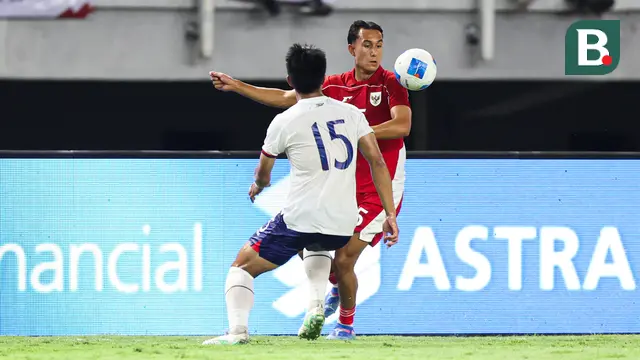 Pemain Timnas Indonesia, Miliano Jonathans (kanan) berusaha melewati penjagaan pemain Chinese Taipei, Huang Tzu-ming dalam laga FIFA Matchday di Stadion Gelora Bung Tomo (GBT), Surabaya, Jumat (05/09/2025). (Bola.com/Abdul Aziz)