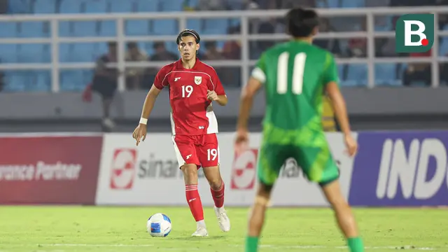 Pemain Timnas Indonesia U-23, Dion Markx menggiring bola dibayangi pemain Makau saat laga Gurp J Kualifikasi Piala Asia U-23 2026 di Gelora Delta Sidoarjo, Sabtu (06/09/2025). (Bola.com/Abdul Aziz)