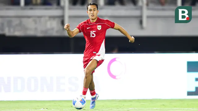 Pemain Timnas Indonesia, Miliano Jonathans menggiring bola dalam laga FIFA Matchday melawan Chinese Taipei di Stadion Gelora Bung Tomo (GBT), Surabaya, Jumat (05/09/2025). (Bola.com/Abdul Aziz)