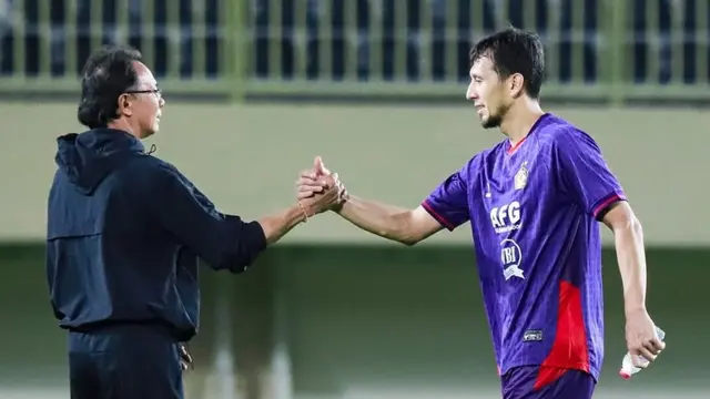 Pelatih Ong Kim Swee dan Khurshidbek Mukhtorov, pemain asing baru Persik asal Uzbekistan. (Bola.com/Gatot Sumitro)