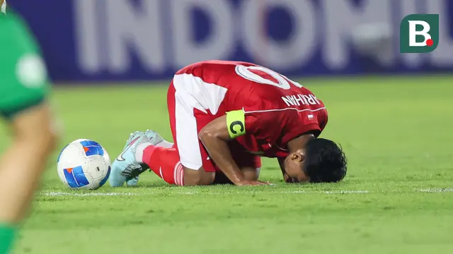 Pemain Timnas Indonesia U-23, Arkhan Fikri melakukan sujud syukur setelah mencetak gol ke gawang Makau dalam laga Kualifikasi Piala Asia U-23 2026 di Stadion Gelora Delta Sidoarjo, Jawa Timur, Sabtu (06/09/2025). (Bola.com/Abdul Aziz)