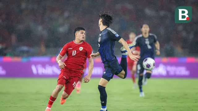 Striker Timnas Indonesia, Ragnar Oratmangoen saat melewati bek Timnas Jepang, Ko Itakura dalam laga putaran ketiga Kualifikasi Piala Dunia 2026, di SUGBK, Jakarta, Jumat (15/11/2024). (Bola.com/Bagaskara Lazuardi).