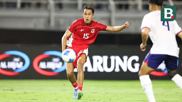 Pemain Timnas Indonesia, Miliano Jonathans (kanan) berusaha mencetak gol ke gawang Chinese Taipei dalam laga FIFA Matchday di Stadion Gelora Bung Tomo (GBT), Surabaya, Jumat (05/09/2025). (Bola.com/Abdul Aziz)