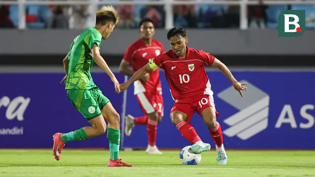Pemain Timnas Indonesia U-23, Arkhan Fikri menggiring bola dibayangi pemain Makau dalam laga Kualifikasi Piala Asia U-23 2026 di Stadion Gelora Delta Sidoarjo, Jawa Timur, Sabtu (06/09/2025). (Bola.com/Abdul Aziz)