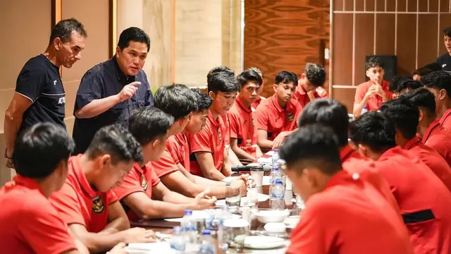 Ketua umum PSSI, Erick Thohir menyambangi skuad Timnas Indonesia U-23 di Surabaya, Minggu (7/9/2025). (Instagram Erick Thohir).