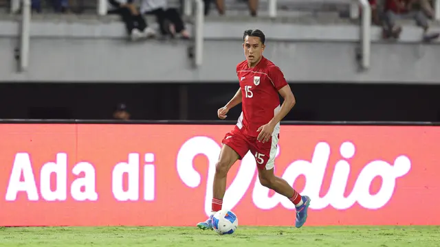 Pemain Timnas Indonesia, Miliano Jonathans (kanan) berusaha mencetak gol ke gawang Chinese Taipei dalam laga FIFA Matchday di Stadion Gelora Bung Tomo (GBT), Surabaya, Jumat (05/09/2025). (Bola.com/Abdul Aziz)