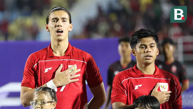 Pemain Timnas Indonesia U-23, Dion Markx menyanyikan lagu Indonesia Raya saat laga Gurp J Kualifikasi Piala Asia U-23 2026 melawan Makau di Gelora Delta Sidoarjo, Sabtu (06/09/2025). (Bola.com/Abdul Aziz)