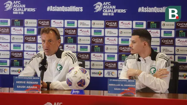Pelatih Timnas Arab Saudi, Herve Renard (kiri), dalam sesi jumpa pers di ruang konfrensi pers Stadion Utama Gelora Bung Karno, Senin (18/11/2024) sore WIB, jelang duel kontra Timnas Indonesia pada laga keenam Grup C kualifikasi Piala Dunia 2026. Duel Indonesia versus Arab Saudi akan berlangsung di Stadion Utama Gelora Bung Karno, Selasa (19/10/2024) malam WIB. (Bola.com/Muhammad Iqbal Ichsan)