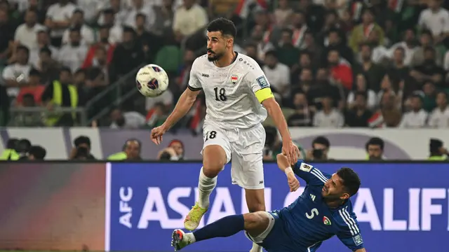 Kapten Timnas Irak, Aymen Hussein (Kiri). (Hussein FALEH / AFP)